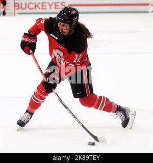 Columbus, Ohio, Stati Uniti. 21st Ott 2022. L'Ohio state Forward Jennifer Gardiner (12) prende un colpo in gol contro Minnesota Duluth nel loro gioco a Columbus, Ohio. Brent Clark/CSM/Alamy Live News Foto Stock