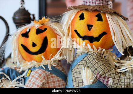 due giocattoli decorativi di zucca scarecola esposti nel soggiorno Foto Stock