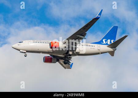 SAN PIETROBURGO, RUSSIA - 25 OTTOBRE 2018: Boeing 737-700 (se-REZ) di SAS Scandinavian Airlines sul pendio. Vista laterale Foto Stock