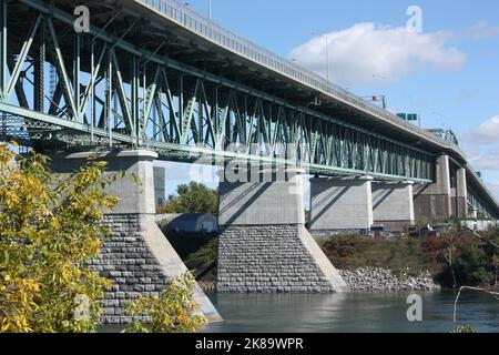 Il ponte Jacques Cartier visto dal Parc Jean Drapeau, Montreal, Quebec, Canada Foto Stock