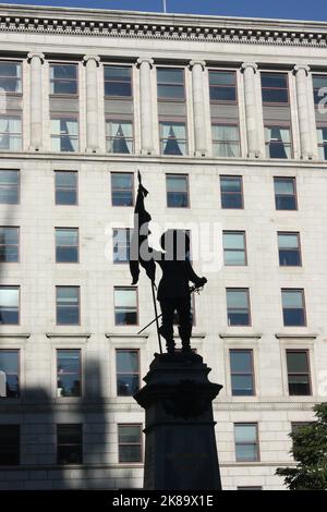 Una silhouette del Monumento Maisonneuve in Place d'armes a Montreal, Quebec, Canada Foto Stock