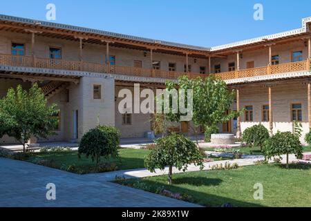KHIVA, UZBEKISTAN - 07 SETTEMBRE 2022: Nel cortile del Palazzo del Nurulaboy (la residenza dei Khiva Khans) in una giornata di sole Foto Stock