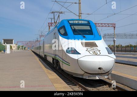 KAGAN, UZBEKISTAN - 11 SETTEMBRE 2022: Vista frontale del treno ad alta velocità Talgo 250 'Afrosiyоb' in una giornata di sole Foto Stock