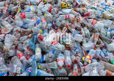 Pile di bottiglie di plastica usate Foto Stock