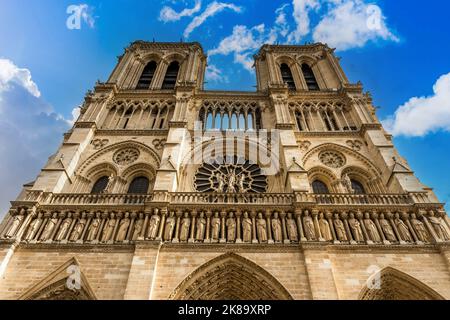 Magnifica facciata della cattedrale di Notre-Dame de Paris, e le sue due torri, in Île de France, Francia Foto Stock