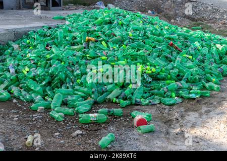 Bottiglie di plastica usate impilate per essere riciclate nell'impianto di riciclaggio Foto Stock