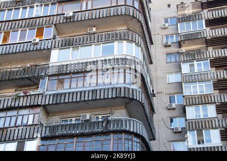 Edificio residenziale a più piani nel centro della città di Dnipro in Ucraina, appartamenti Foto Stock