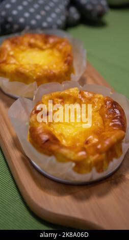 Selezionato focus basco torta di formaggio bruciato su piatto di legno. Foto Stock