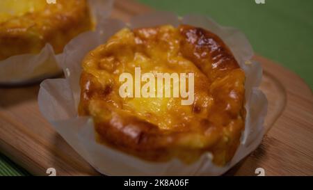 Selezionato focus basco torta di formaggio bruciato su piatto di legno. Foto Stock