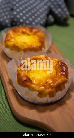 Selezionato focus basco torta di formaggio bruciato su piatto di legno. Foto Stock