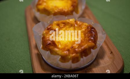 Selezionato focus basco torta di formaggio bruciato su piatto di legno. Foto Stock