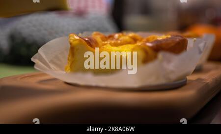 Selezionato focus basco torta di formaggio bruciato su piatto di legno. Foto Stock