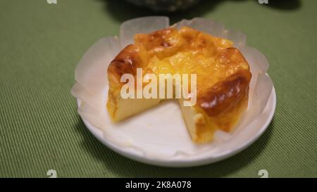 Selezionato focus basco torta di formaggio bruciato su piatto di legno. Foto Stock