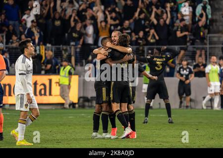 Il difensore del Los Angeles FC Giorgio Chiellini (14) celebra una vittoria con il difensore Diego Palacios (12) e il centrocampista Ilie Sánchez (6) dopo una partita MLS Foto Stock