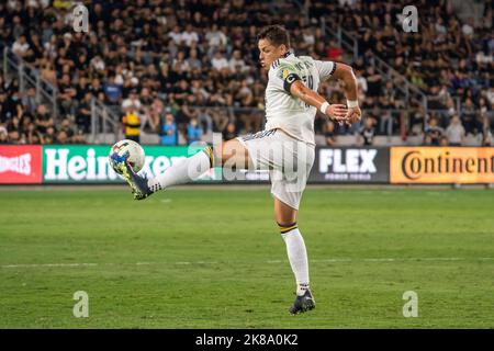 Los Angeles Galaxy Forward Javier Hernández (14) guadagna possesso durante una partita di playoff MLS contro il Los Angeles FC, Giovedi, 20 ottobre 2022, A. Foto Stock