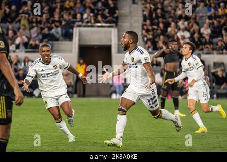 Samuel Grandsir, centrocampista di Los Angeles Galaxy (11), celebra un gol durante una partita di playoff MLS contro il Los Angeles FC, giovedì 20 ottobre 2022 Foto Stock