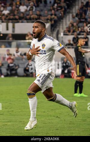 Samuel Grandsir, centrocampista di Los Angeles Galaxy (11), celebra un gol durante una partita di playoff MLS contro il Los Angeles FC, giovedì 20 ottobre 2022 Foto Stock