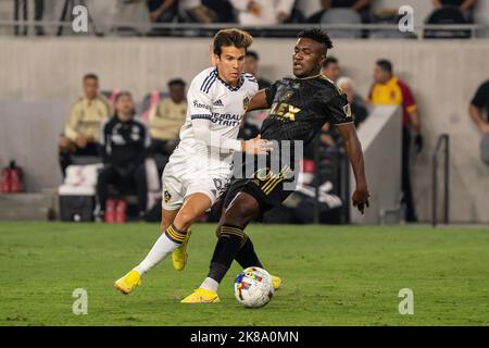 Il centrocampista Riqui Puig di Los Angeles Galaxy (6) è difeso dal centrocampista del Los Angeles FC José Cifuentes (20) durante una partita di playoff MLS, giovedì, ottobre Foto Stock