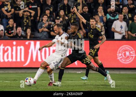 Il centrocampista Los Angeles Galaxy Víctor Vázquez (7) è difeso dal centrocampista Los Angeles FC Kellyn Acosta (23) durante una partita di playoff MLS, giovedì, ottobre Foto Stock