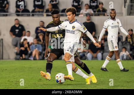 Il centrocampista Riqui Puig di Los Angeles Galaxy (6) è difeso dal centrocampista del Los Angeles FC José Cifuentes (20) durante una partita di playoff MLS, giovedì, ottobre Foto Stock