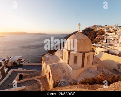 Tramonto sulla chiesa teologica di San Giovanni a Fira con vista sulla Caldera. Isole Cicladi greche di Santorini nel Mar Egeo Foto Stock