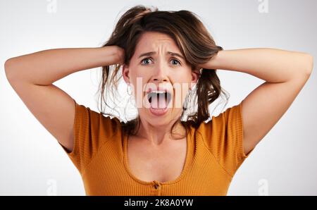 Non avendo il giorno migliore. Studio di una giovane donna che tiene la testa su uno sfondo bianco. Foto Stock