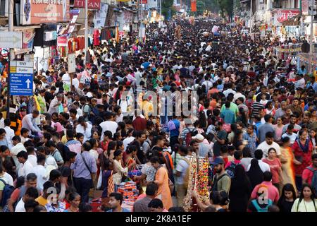 Persone che acquistano per il Diwali Festival a Mumbai, India. Foto Stock