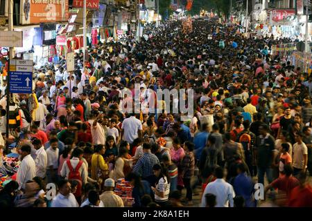 Persone che acquistano per il Diwali Festival a Mumbai, India. Foto Stock