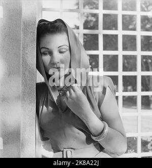 Cecil Beaton - Ritratto della regina Fawzieh, prima moglie di Shah Mohammed Reza Pahlevi di Iran, a Teheran - 1942 Foto Stock