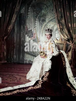 Cecil Beaton - Regina Elisabetta II nella sua giornata di incoronazione - 1953 giugno Foto Stock