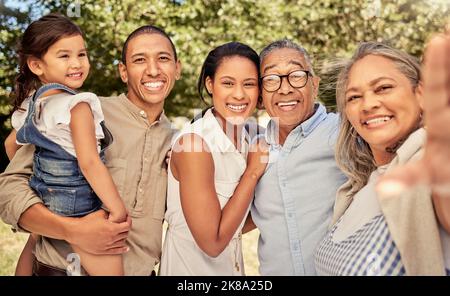 Selfie, famiglia e bambini con una ragazza, genitori e nonni in posa per una fotografia all'aperto durante l'estate. Ragazzi, felici e innamorati di un anziano Foto Stock