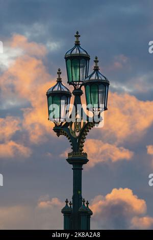 Lampada da strada decorata sul Westminster Bridge a Londra al tramonto Foto Stock