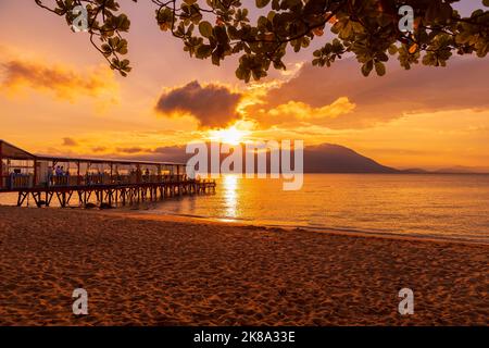 Tramonto sulla spiaggia con molo e oceano tranquillo a Florianopolis, Brasile Foto Stock