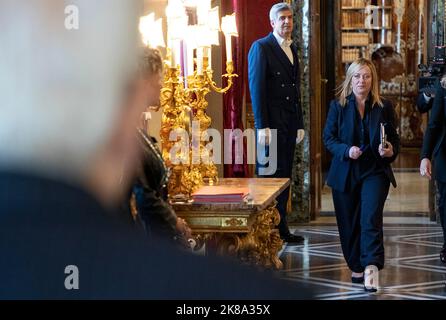 (221022) -- ROMA, 22 ottobre 2022 (Xinhua) -- Giorgia Meloni (R), leader dei Fratelli d'Italia (FDI), arriva al Palazzo Presidenziale del Quirinale a Roma, 21 ottobre 2022. Giorgia Meloni, leader del partito populista dei Fratelli d'Italia di estrema destra, è stata nominata primo Ministro italiano venerdì. L'annuncio ufficiale è arrivato dopo aver incontrato il presidente italiano Sergio Mattarella al Palazzo Presidenziale del Quirinale qui nel pomeriggio. (Quirinale Presidential Palace of Italy/solo per uso editoriale/Handout via Xinhua) Foto Stock