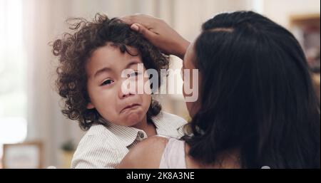 Quel film era piuttosto emozionale: Un adorabile ragazzo che piangeva mentre sua madre lo conforta a casa. Foto Stock