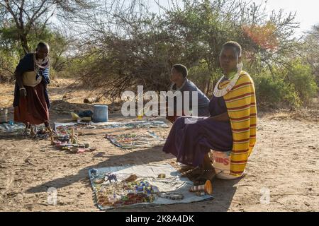 Tarangire, Tanzania - 12th ottobre 2022: Le donne Masai hanno creato il loro mercato di gioielli e ornamenti fatti a mano all'alba. Foto Stock