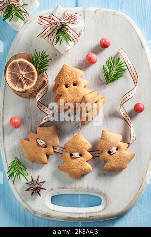 Dolci biscotti di pan di zenzero catena come ornamenti di Natale. Ornamenti per Natale. Foto Stock