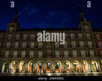 Madrid, Spagna - 19 giugno 2022: Piaza Major e i suoi antichi edifici in serata Foto Stock