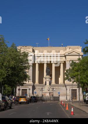 Madrid, Spagna - 19 giugno 2022: Calle Felipe IV con il monumento a Maria Cristina de Borbone e dietro El Cason del buon Retiro Foto Stock