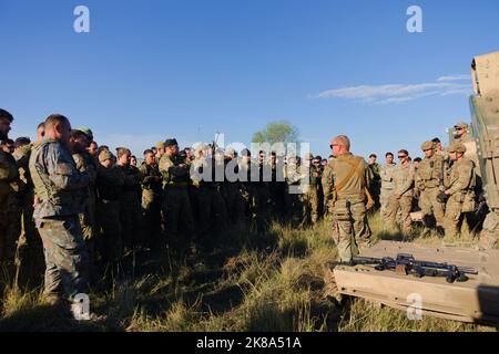 Smardan Training Area, Romania. 17th Set, 2022. Il personale dell'esercito degli Stati Uniti Sgt. Channing Timmons, un uomo di fanteria, assegnato alla Alpha Company, 1st battaglione, 8th reggimento di fanteria, 3rd squadra di combattimento delle Brigate Armorate, 4th Divisione di fanteria, istruisce i soldati portoghesi sui sistemi di armi statunitensi durante l'Esercitazione Justice Eagle, a Smardan Training Area, Romania, il 17 settembre 2022. Nell'ambito della 101st Airborne Division (Air Assault); 1st Battaglione, 8th° Reggimento della fanteria, continua a rafforzare il fianco orientale dei NATO e a impegnarsi in esercizi multinazionali come Justice Eagle con alleati e partner in tutta Europa Foto Stock