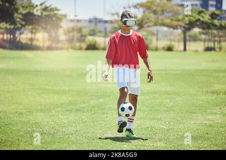 Esperienza di realtà virtuale maschile, innovazione o cyber gaming digitale su campo sportivo metaverse. Giocatore di calcio fantasy, realtà virtuale Foto Stock