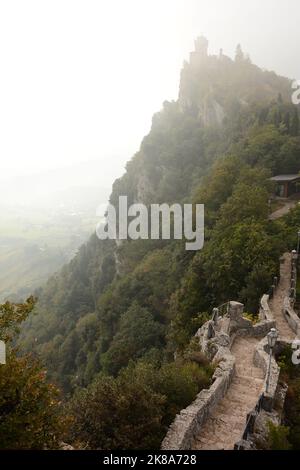 Vista nebbia della seconda torre, o Cesta, o Fratta. Monte Titano. San Marino Foto Stock