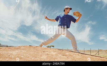 Sport, baseball e pitching con l'uomo sul campo per l'addestramento, la idoneità e la concorrenza di giochi di gioco. Salute, benessere e azione con il giocatore di baseball Foto Stock