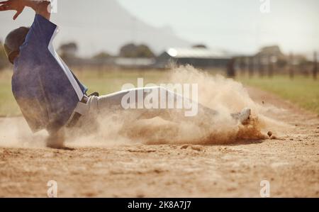 Baseball, giocatore di baseball che corre e immersioni per la casa piatto in sporcizia durante la competizione di palla sportiva sulla sabbia del campo da baseball. Uomo sportivo, terra Foto Stock