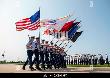 Cape May, New Jersey, Stati Uniti. 16th Set, 2022. I laureati della società di reclutamento P-202 completano la formazione di base presso il Centro di addestramento della Guardia Costiera degli Stati Uniti, Cape May, N.J., settembre. 16, 2022. Centro di addestramento i membri del personale di Cape May non aspettano altro che continuare la linea blu lunga delle guardie della costa per sviluppare donne e uomini pronti per la flotta, che sono ansiosamente pronti a fare la differenza nella nostra guardia costiera. Credit: US Coast Guard/ZUMA Press Wire Service/ZUMAPRESS.com/Alamy Live News Foto Stock