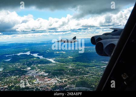 Stoccolma, Svezia. 1st Set, 2022. Una forza aerea svedese Saab JAS 39 Gripen accompagna uno Squadrone della bomba Expeditionary 23rd dell'aeronautica degli Stati Uniti B-52H Stratofortress mentre esegue un volo sopra Stoccolma, Svezia, durante una missione della Task Force dei Bomber 2 settembre 2022. Questa missione BTF è stata la prima nel suo genere ad eseguire un volo a bassa quota su Stoccolma. Credit: US Air Force/ZUMA Press Wire Service/ZUMAPRESS.com/Alamy Live News Foto Stock