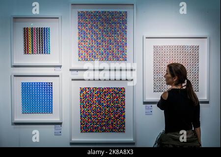 Londra, Regno Unito. 21st Ott 2022. Opere in Tag fine Arts - l'Affordable Art Fair torna a Battersea Park e si svolge fino a domenica 23 ottobre. La fiera offre ai visitatori la possibilità di acquistare lavori da oltre 100 gallerie locali e internazionali a prezzi compresi tra ££50 e £7.500. Credit: Guy Bell/Alamy Live News Foto Stock