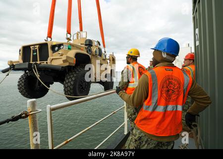 Porto di Kushiro, Hokkaido, Giappone. 5th Ott 2022. I marinai della Marina degli Stati Uniti con il distacco di Guam, Naval Expeditionary Logistics Support Group utilizzano una linea guida per mantenere un portatore pesante di armi da fuoco di Joint Light Tactical Vehicle su un migliorato sistema di illuminazione della Marina durante l'esercizio Resolute Dragon 22 sulla nave navale USA Dahl (T-AKR 312) al porto di Kushiro, lo scorso ottobre. 5, 2022. Resolute Dragon 22 è un esercizio annuale progettato per rafforzare le capacità difensive dell'alleanza USA-Giappone esercitando comandi e controlli integrati, targeting, armi combinate e manovre in più domini. (Immagine di credito: Foto Stock