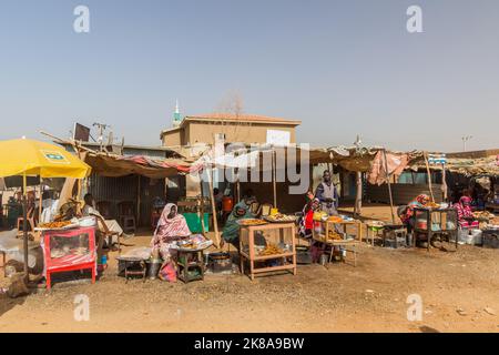 SHENDI, SUDAN - 5 MARZO 2019: Vista delle bancarelle di cibo di strada a Shendi, Sudan Foto Stock