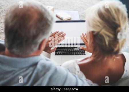 Videochiama con un laptop, fai un'onda o una coppia in pensione con amore, sventolando o comunicando nel salotto di casa. Rilassati, uomo e donna senior con tecnologia per Foto Stock